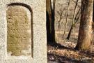 Мацева – еврейское надгробие с изрядно стертыми от времени буквами